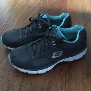 Sketchers lightweight tennis shoes 9.5 women’s